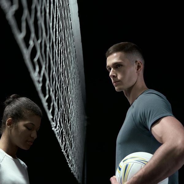 Focused man holding a kettlebell, demonstrating concentration and physical stability.